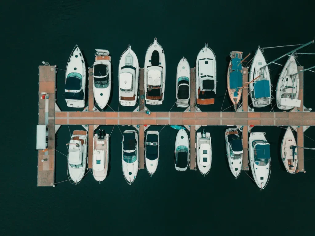 Bateaux amarrés au port, sécurisés par alarme connectée modulable